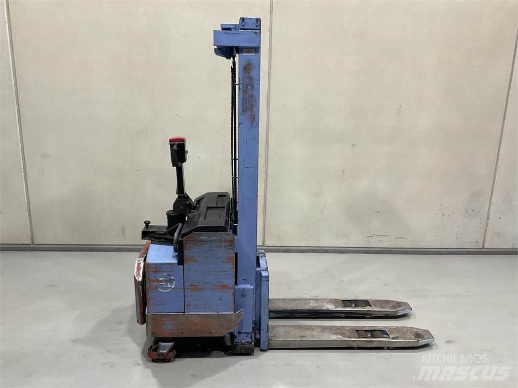 BT LSV 1250 E Self propelled stackers