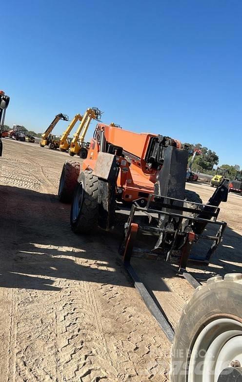 SkyTrak 10054 Telescopic handlers