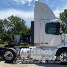 Volvo VNL 64T200 Prime Movers