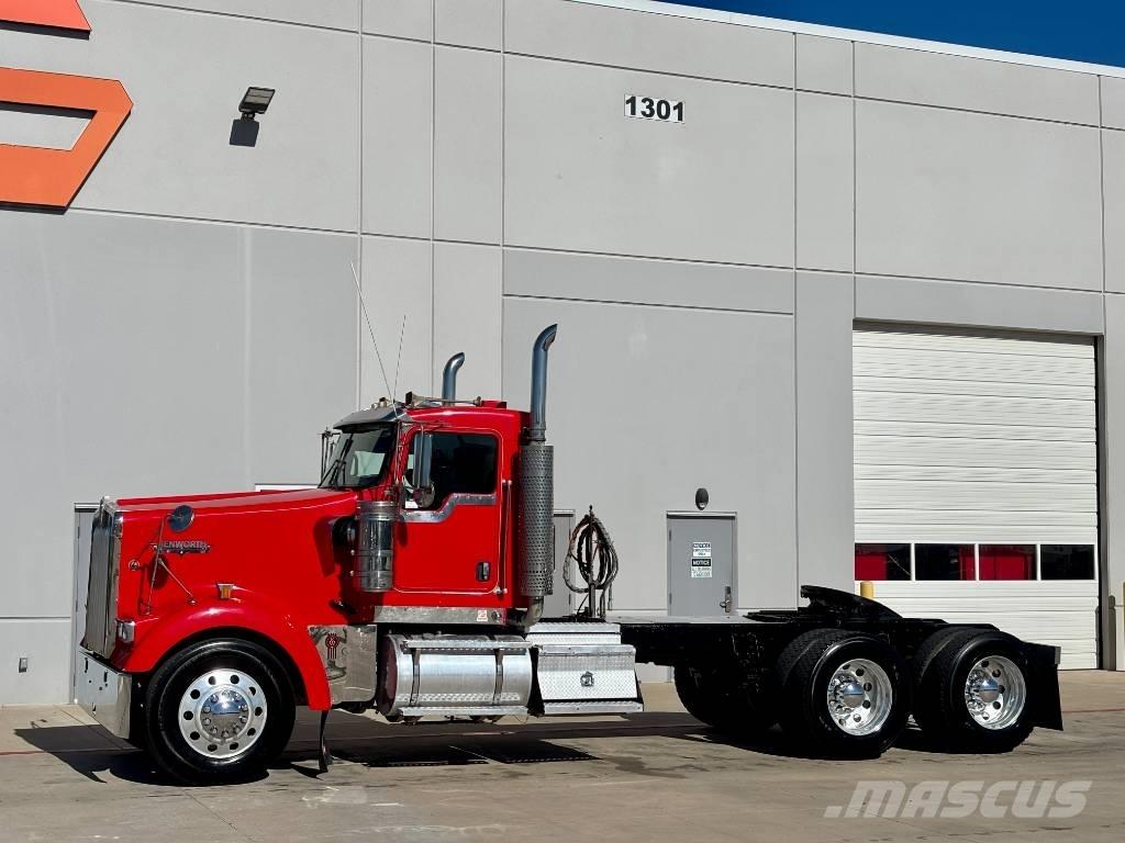 Kenworth W 900 Prime Movers