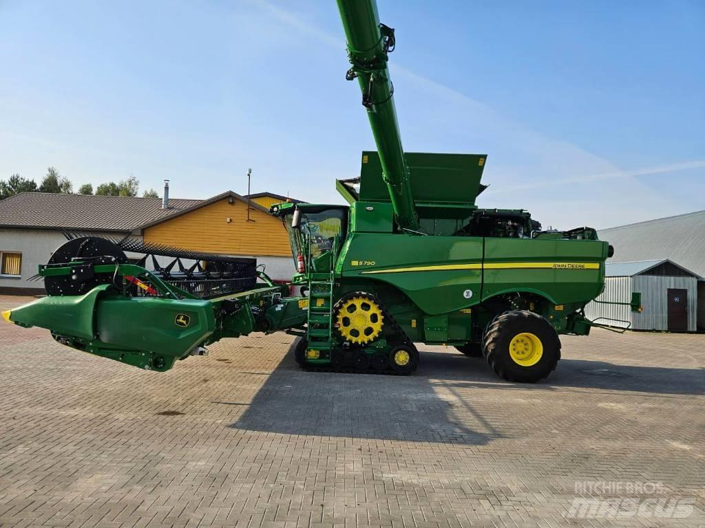 John Deere S790 Combine harvesters