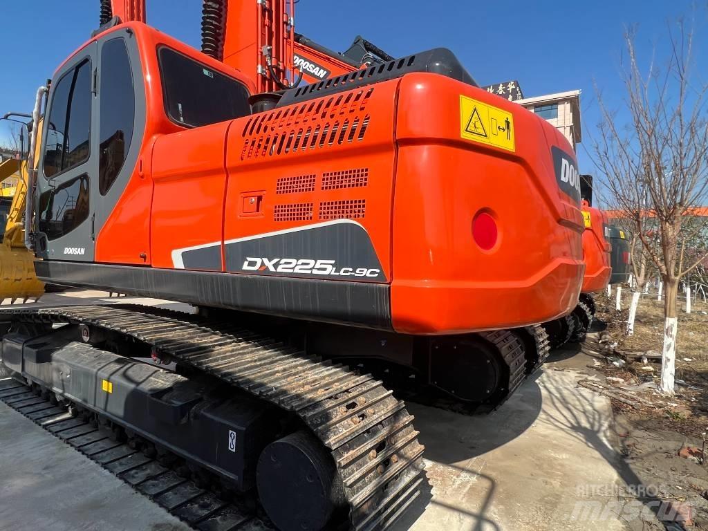 Doosan DX 225 Crawler excavators