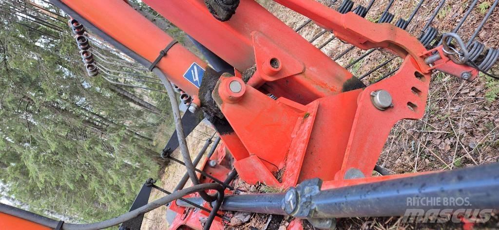 Kuhn GA 8121 Windrowers
