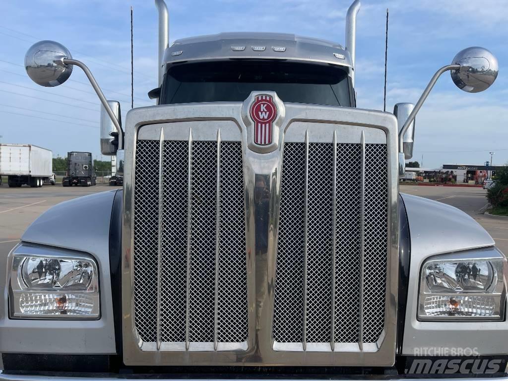 Kenworth W 990 Prime Movers