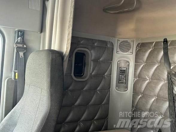 Freightliner 122SD Prime Movers