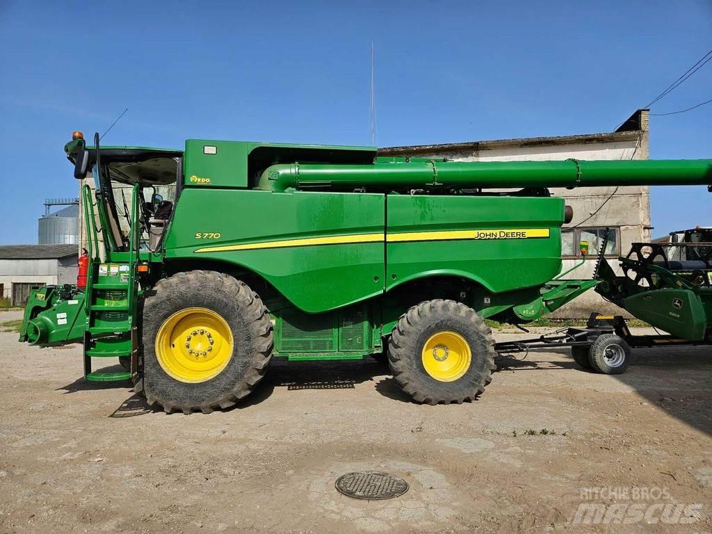 John Deere S770 Combine harvesters