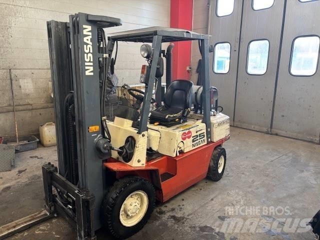 Nissan UJ02 A 25 U LPG trucks