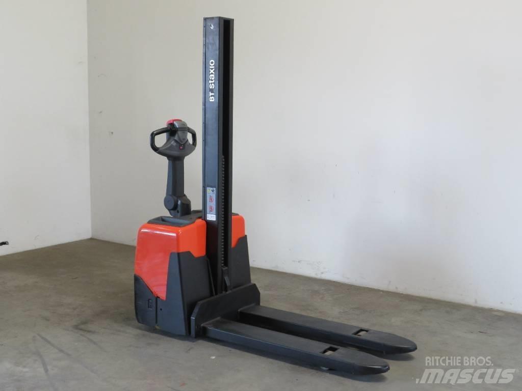BT HWE 100 Pedestrian stacker