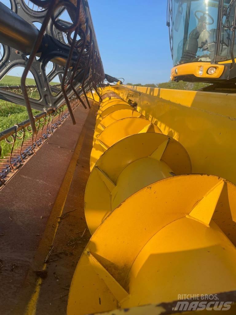New Holland CX 8090 Combine harvesters