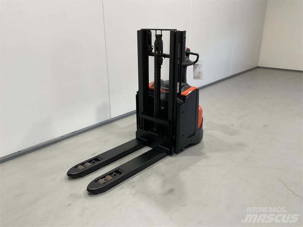 Toyota SWE200D Self propelled stackers