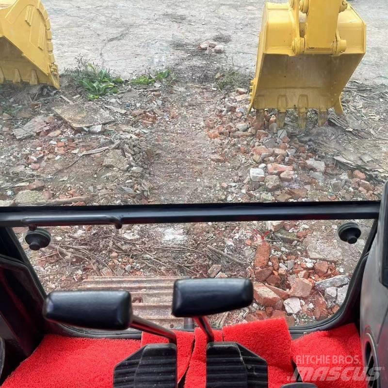 Komatsu PC 138 Crawler excavators