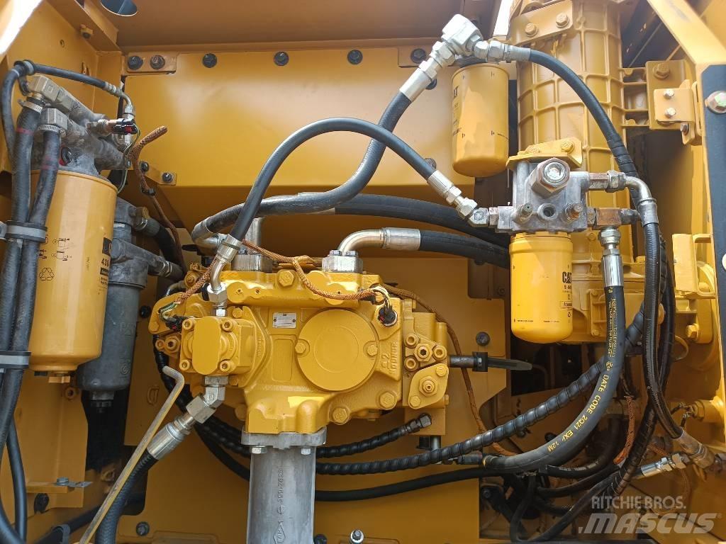 CAT 323D2L Crawler excavators