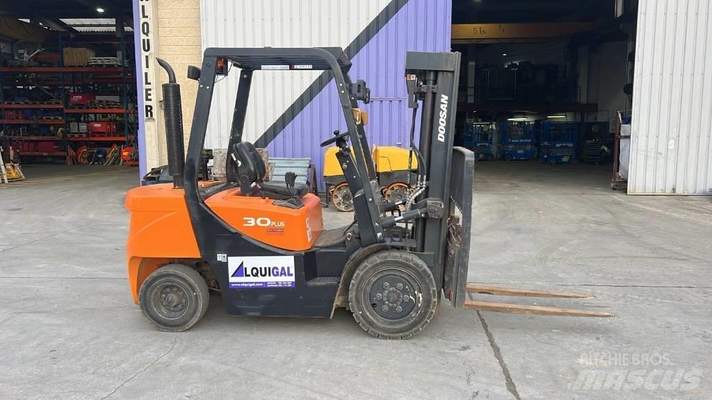 Doosan D 30 G Diesel trucks