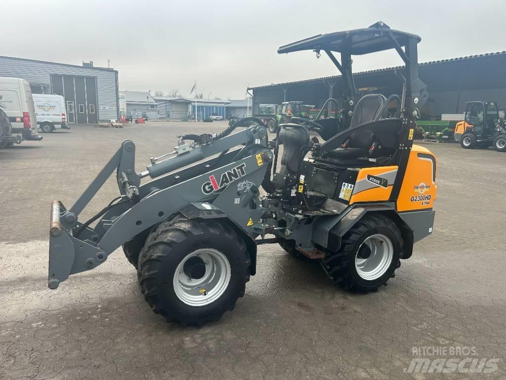 GiANT 2300 Xtra HD Multi-purpose loaders