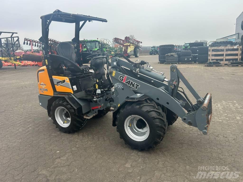 GiANT 2300 Xtra HD Multi-purpose loaders