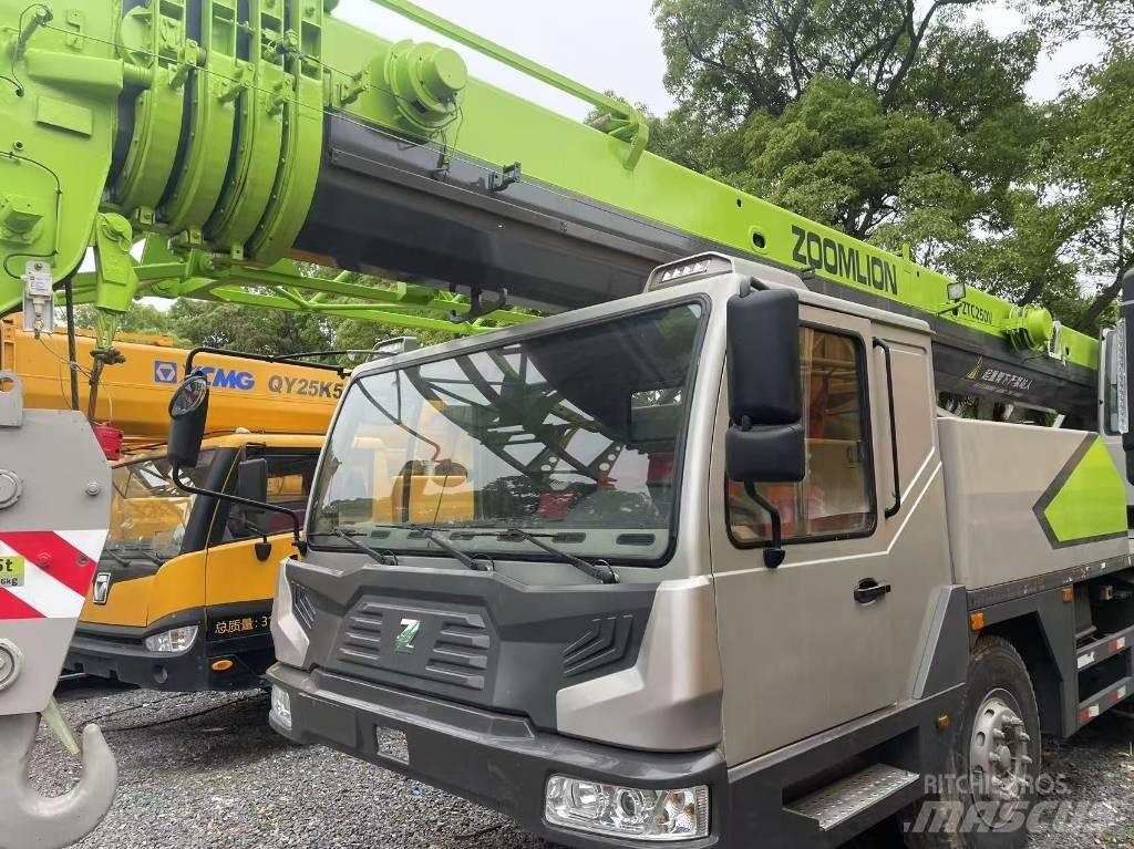 Zoomlion 25 ton All terrain cranes