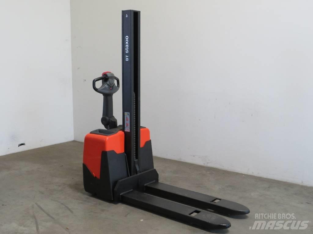 BT HWE 100 Pedestrian stacker