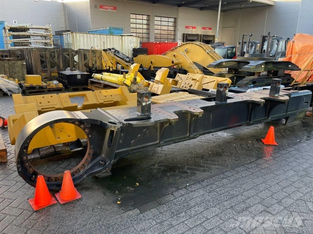 CAT 390 F L Chassis and suspension