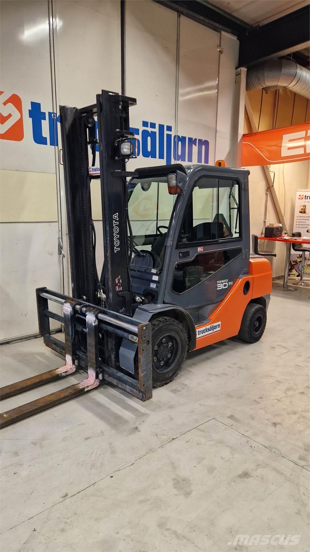 Toyota 8FDF30 Diesel trucks