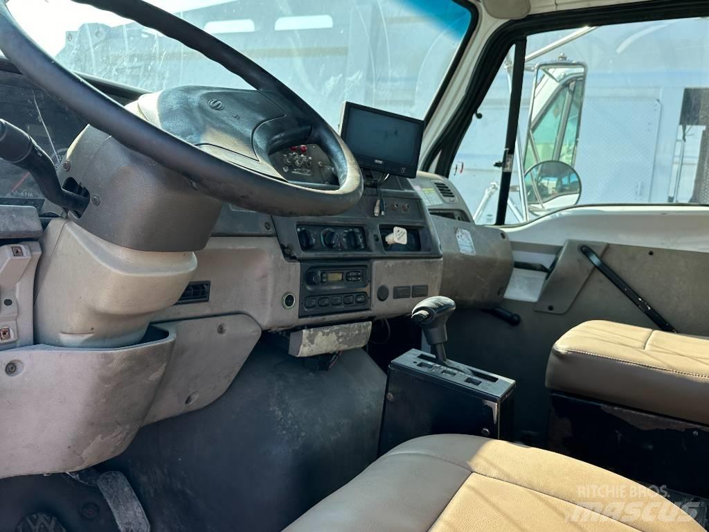 Sterling L 7500 Chassis Cab trucks