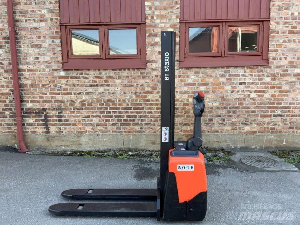 BT HWE 100 Pedestrian stacker