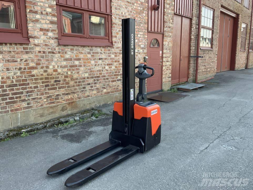 BT HWE 100 Pedestrian stacker