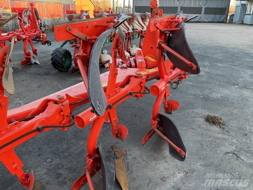 Kuhn Vari-Master 122 Reversible ploughs