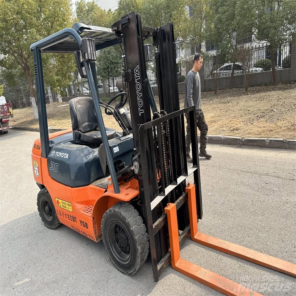 Toyota 02-7 FD F 30 Diesel trucks