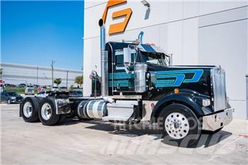 Kenworth W 900 Prime Movers
