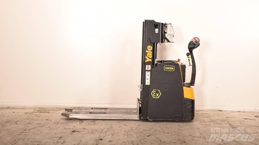 Yale MS20 Pedestrian stacker