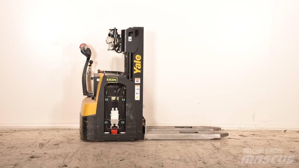 Yale MS20 Pedestrian stacker