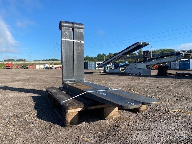 Volvo 8-12 ton Forks