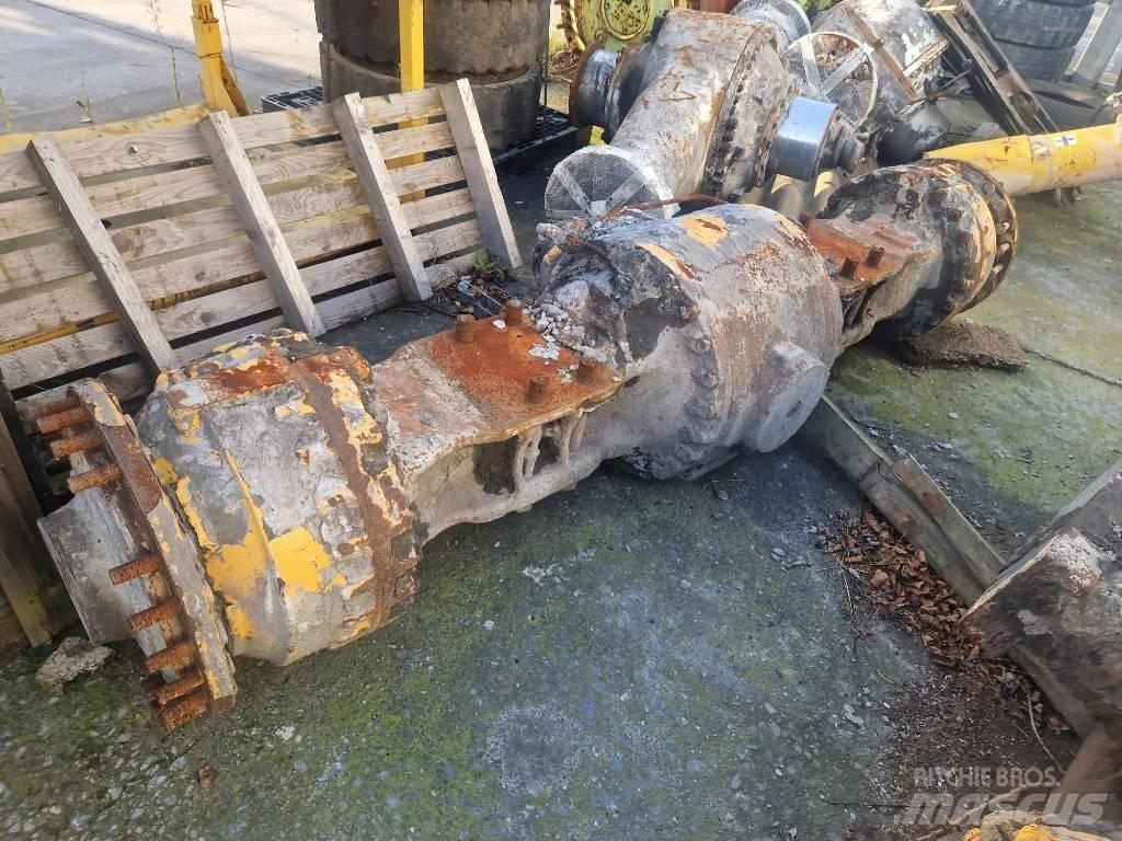 Liebherr L 586 Axles