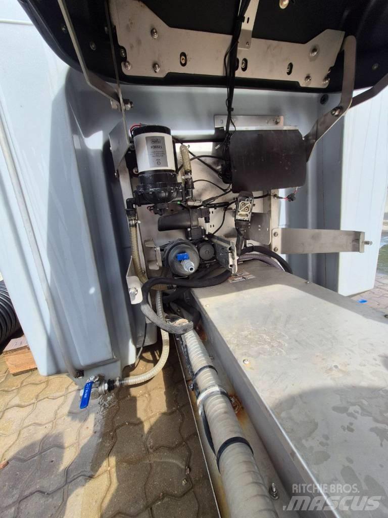 Hilltip 7000 Sand and salt spreaders