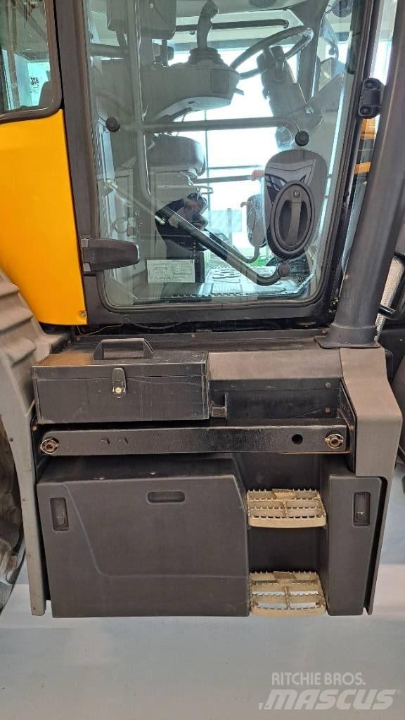JCB Fastrac 4220 Tractors