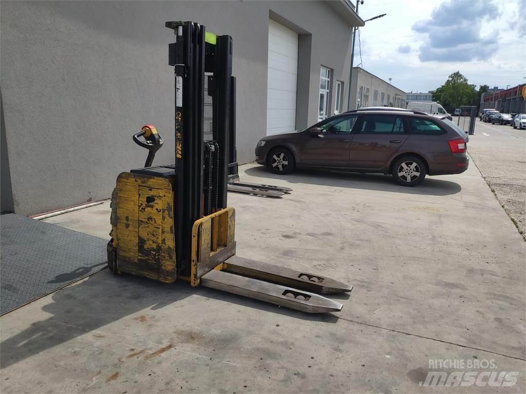 Yale MS16 AC Pedestrian stacker