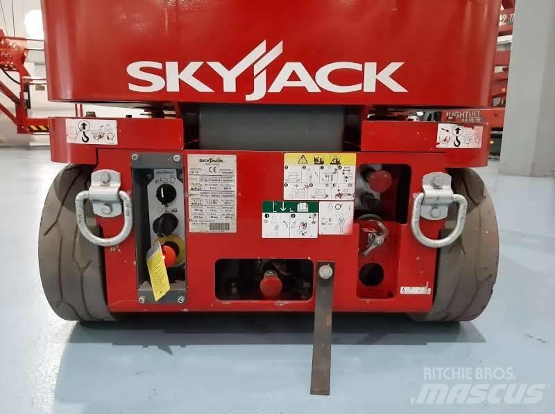 SkyJack SJ 12 Used Personnel lifts and access elevators