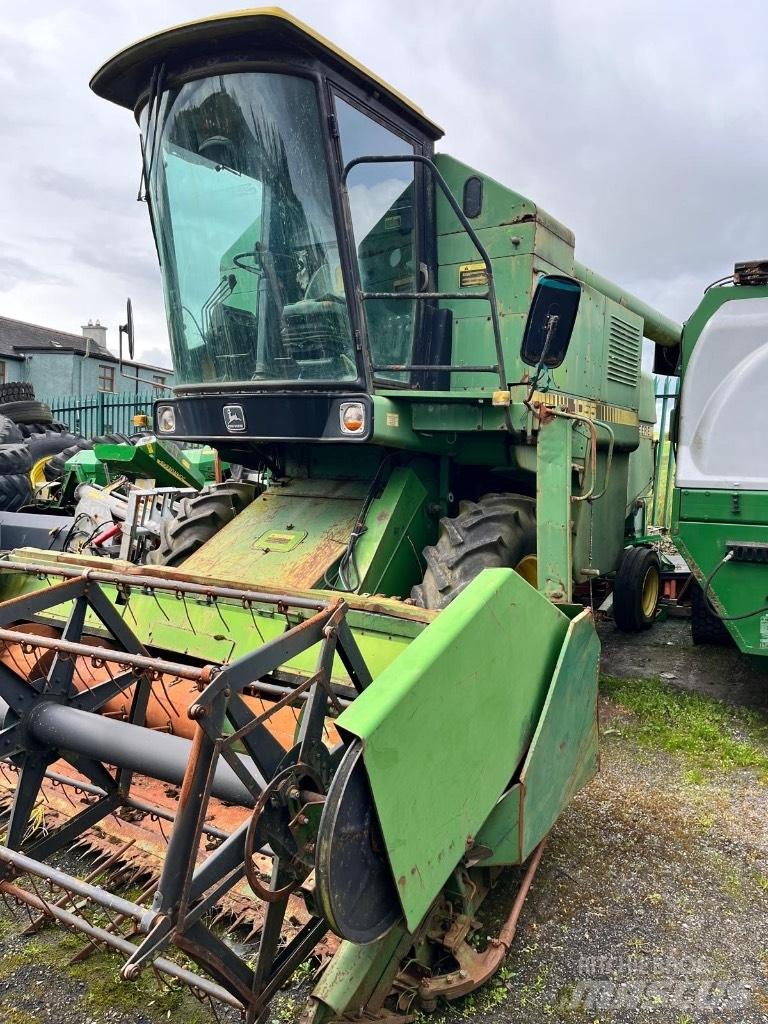 John Deere 1055 Combine harvesters