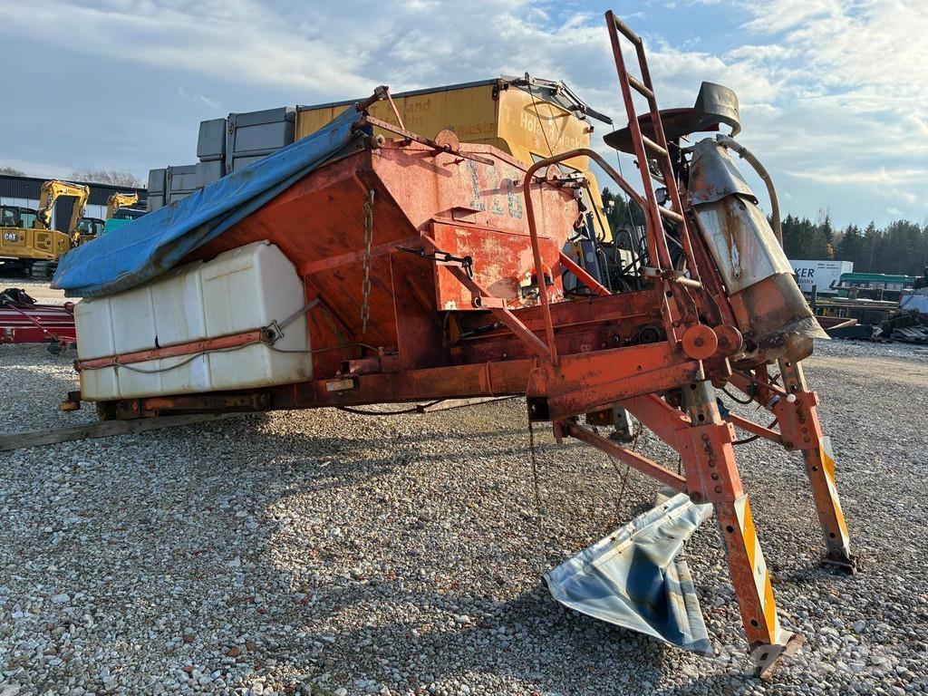  Salt spreader Sand and salt spreaders