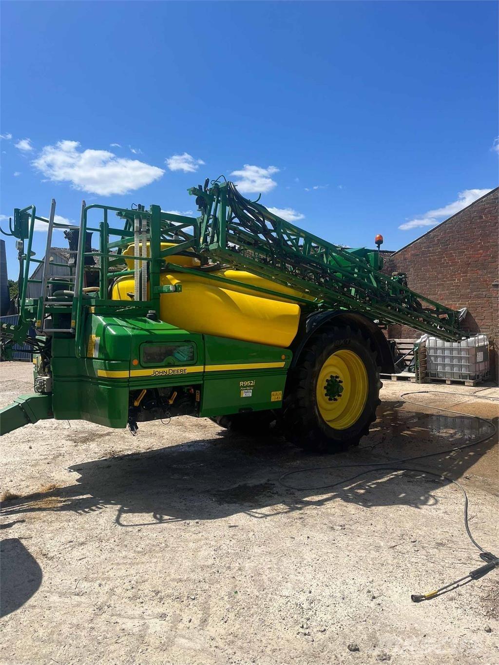 John Deere R952i Self-propelled sprayers