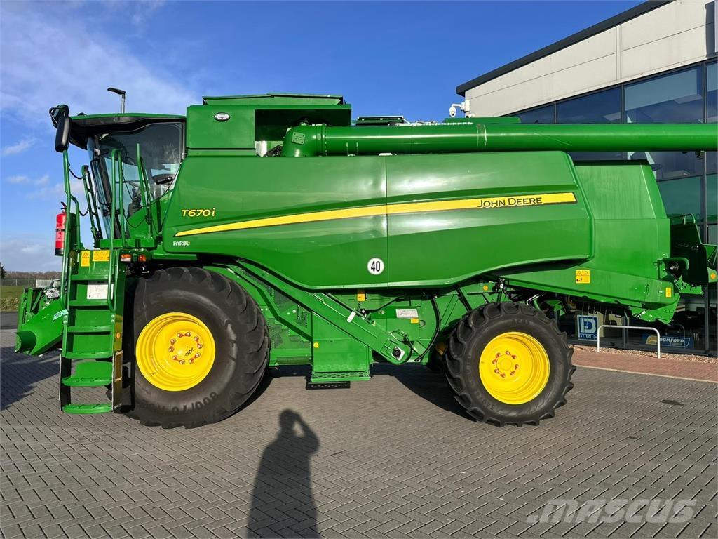John Deere T670i Combine harvesters