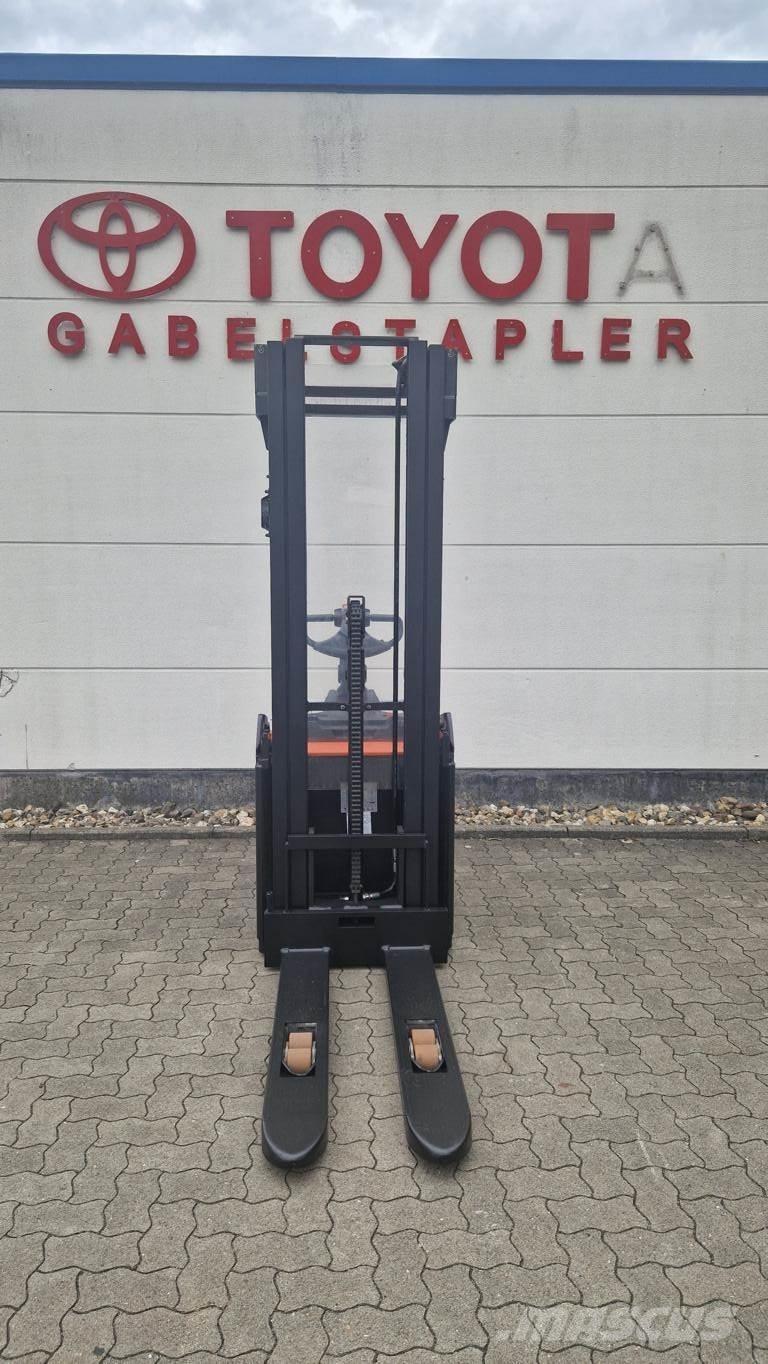 Toyota SPE160 Self propelled stackers