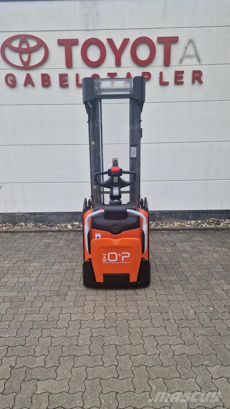 Toyota SPE160 Self propelled stackers