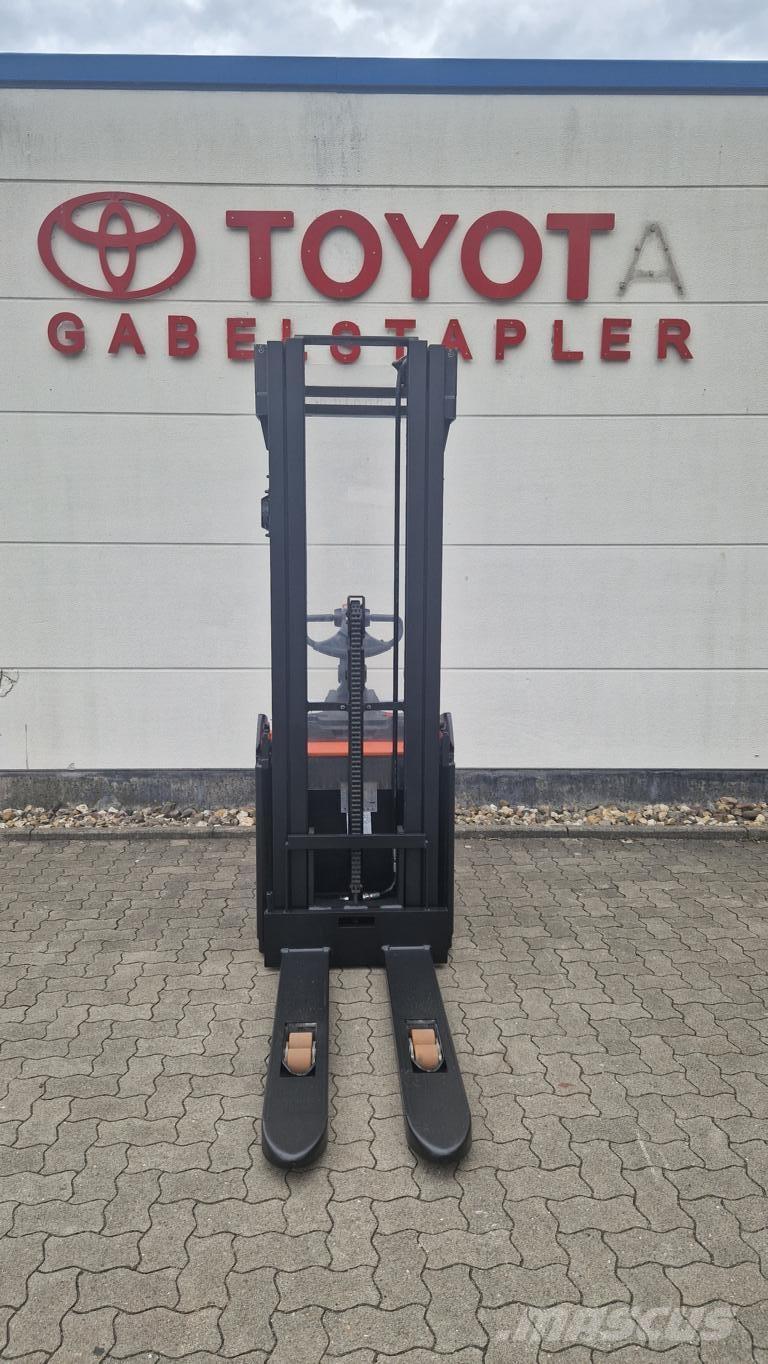 Toyota SPE160 Self propelled stackers