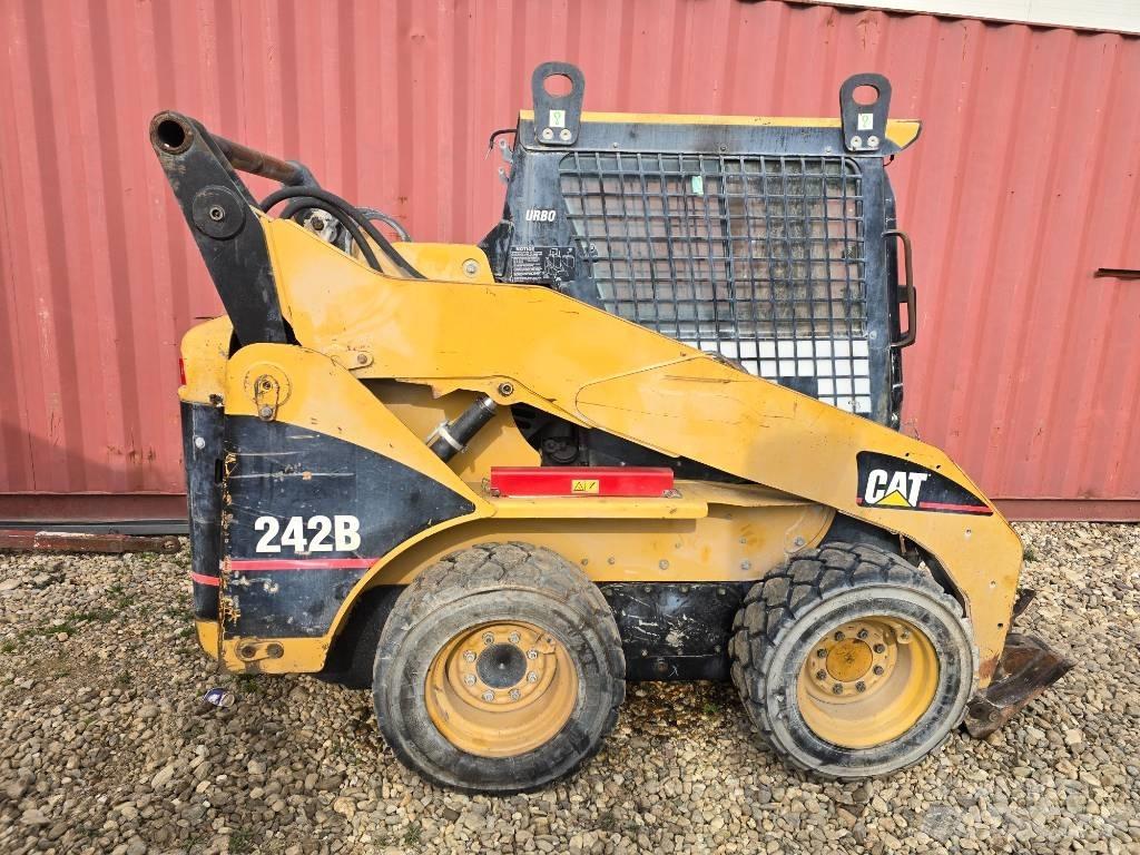 CAT 242 B Skid steer loaders