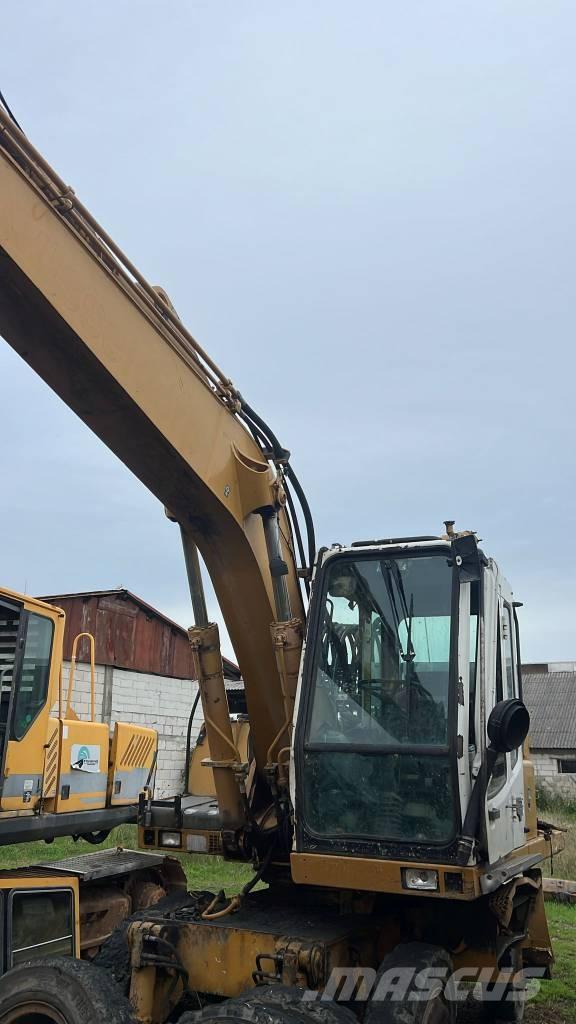 Liebherr A 904 Booms and arms