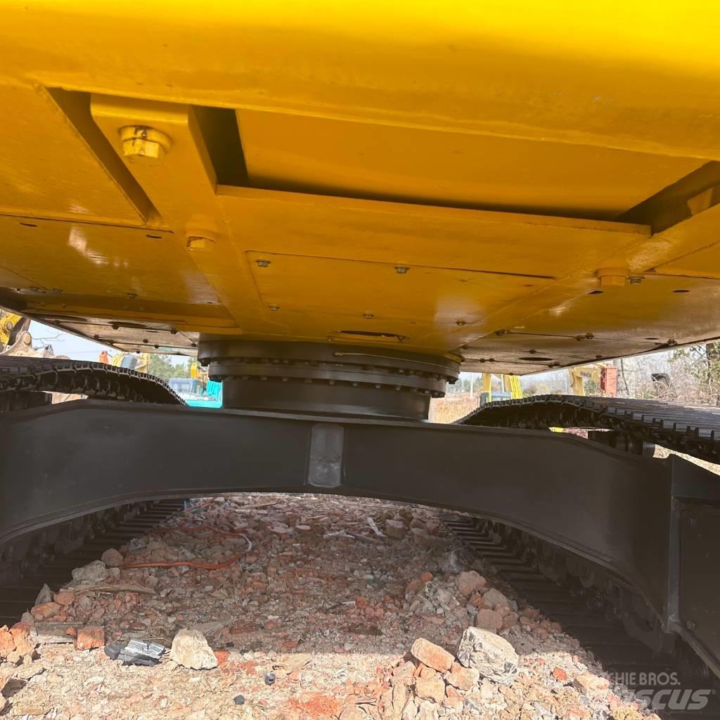 Komatsu 240LC-8 Crawler excavators