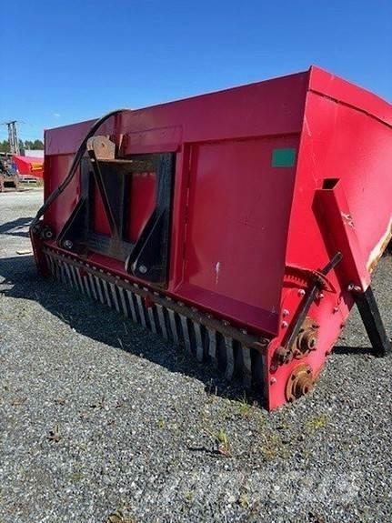 Globus 1600 Sand and salt spreaders
