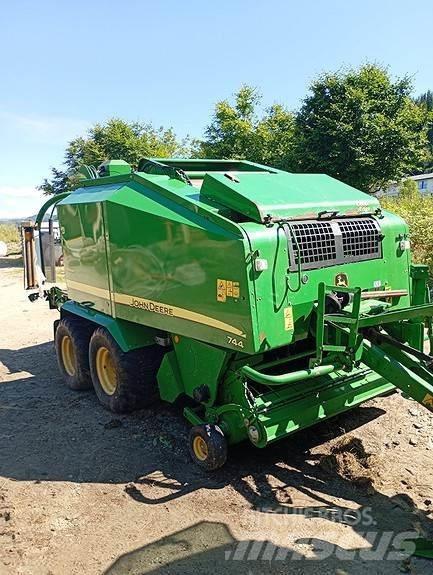 John Deere 744 Round balers
