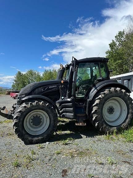Valtra T 214 Tractors